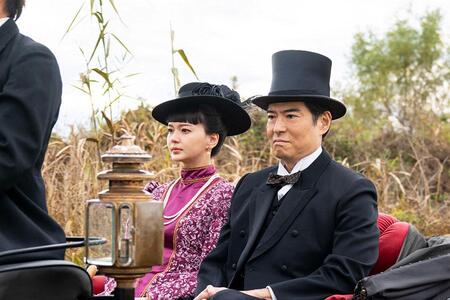 　『風、薫る』第５回より。馬車に乗る大山捨松（多部未華子）と夫・大山巌（高嶋政宏）©ＮＨＫ