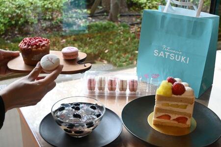 　テイクアウトできる「パティスリーＳＡＴＳＵＫＩ」の春スイーツは、桜や博多あまおうを使ったお花見を盛り上げる逸品ぞろい。オールデイダイニング「ＳＡＴＳＵＫＩ」でのイートインも可能なので、雨でも安心