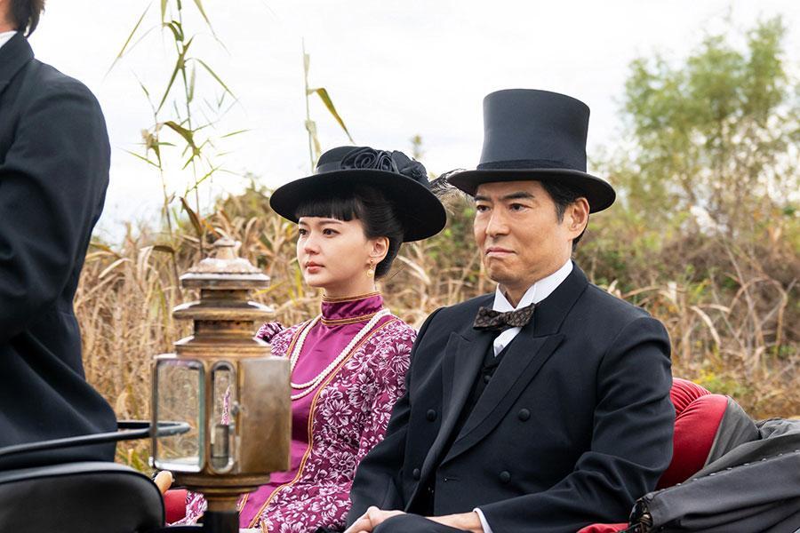 　『風、薫る』第５回より。馬車に乗る大山捨松（多部未華子）と夫・大山巌（高嶋政宏）©ＮＨＫ