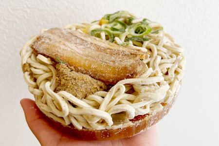 　「濃厚魚介豚骨らぁめん」、袋を開けるとこんな感じ。麺もスープも冷凍なのでゴツゴツしている