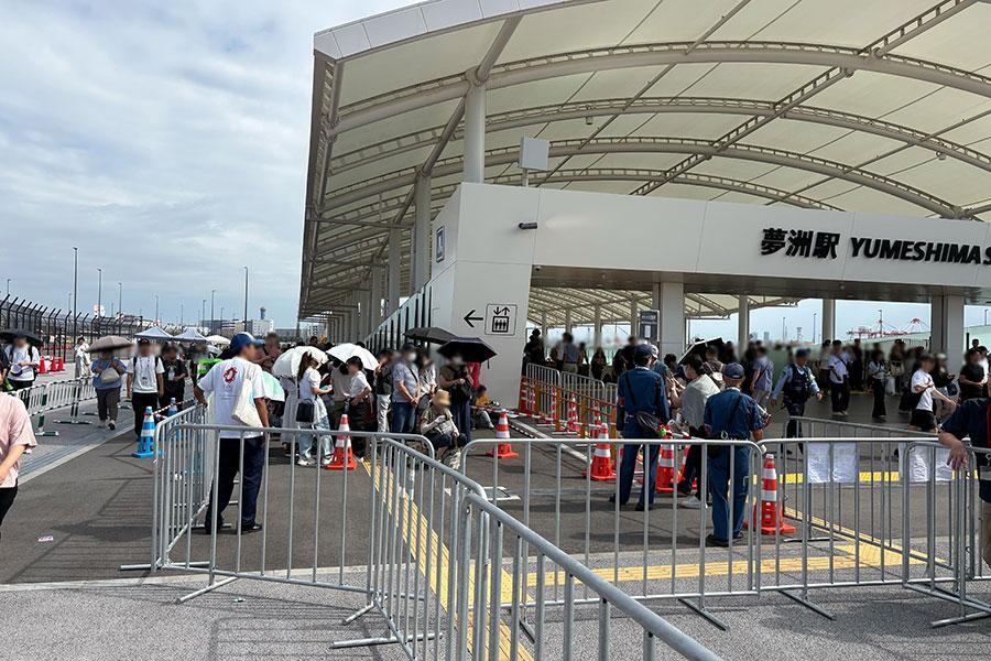 大勢の人で混雑する『大阪・関西万博』開催中の大阪メトロ「夢洲駅」（大阪市此花区）（2025年9月24日／Lmaga.jp撮影）