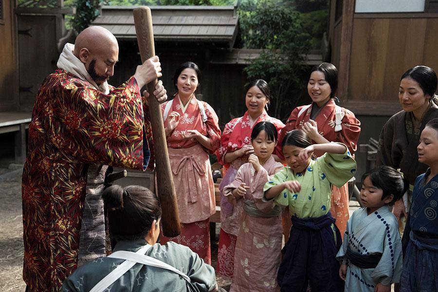 　『豊臣兄弟！』第１７回より。餅を振る舞う甲斐の戦国大名・武田信玄（写真左、高嶋政伸）©ＮＨＫ