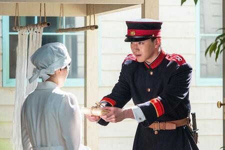 　『風、薫る』第６９回より。直美（上坂樹里）に団子を差し出す軍人の小川（甲斐翔真）©ＮＨＫ
