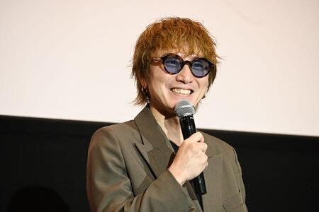 　映画『平行と垂直』のジャパンプレミアにて、「関西弁を聞くと幸せ」と笑顔になる安田章大（７月２日、ＴＯＨＯシネマズ鳳）