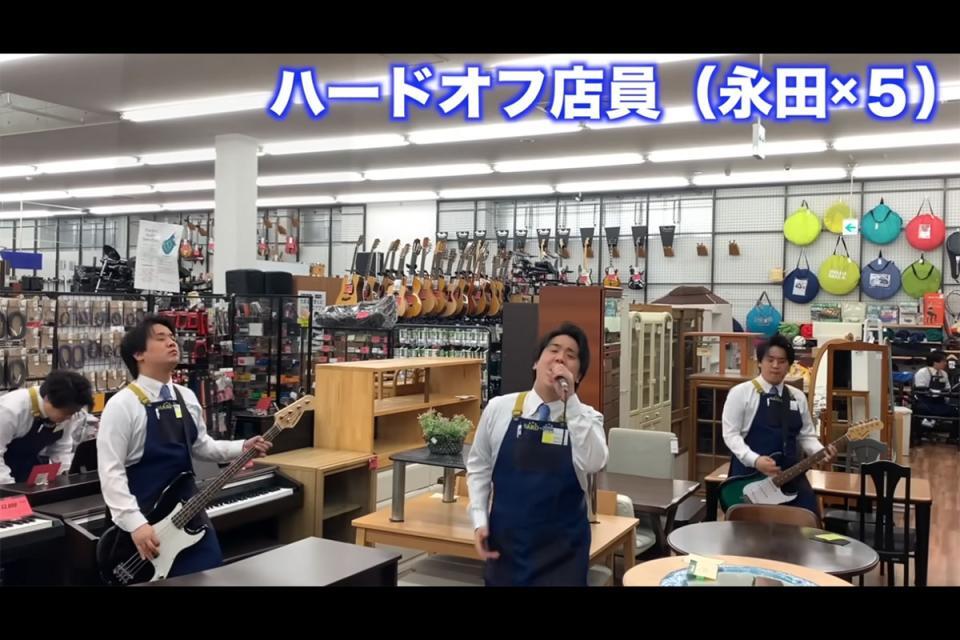 　店内のジャンク品を使った演奏で名を馳せた元ハードオフ店員・永田（写真はスクリーンショット）