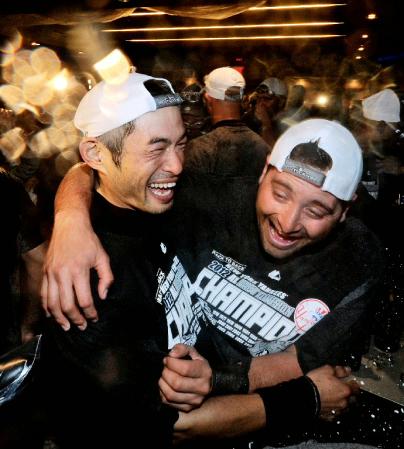 　シャンパンファイトで、チームメートと抱き合って喜ぶヤンキースのイチロー（左）＝ヤンキースタジアム（共同）