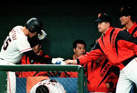 　１９９３年５月、ヤクルト戦でプロ入り初本塁打を放ち、長嶋監督と握手する松井＝東京ドーム