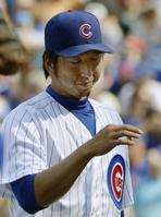 8回に登板し、勝ち越しの本塁打を許してベンチに戻る藤川(共同)