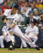 　ドジャース戦の６回、一塁内野安打を放つブルワーズ・青木＝ミラー・パーク（共同）