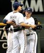 　ドジャースに勝利し、ブラウン（左手前）ら外野陣と喜び合うブルワーズ・青木（右）＝ミラー・パーク（共同）