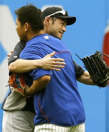 　試合前、メッツの松坂（右）と抱き合うヤンキースのイチロー＝ニューヨーク（共同）
