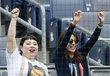 アスレチックス戦に先発したヤンキース・田中将を応援するまい夫人と渡辺直美(左)=ヤンキースタジアム(撮影・大橋小太郎)