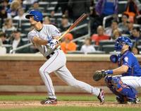 メッツ戦の4回、左中間にメジャー初長打となる二塁打を放つレンジャーズのダルビッシュ=ニューヨーク(共同)