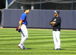 　試合前、ヤンキース・黒田（右）と会話するレンジャーズ・ダルビッシュ＝ヤンキースタジアム