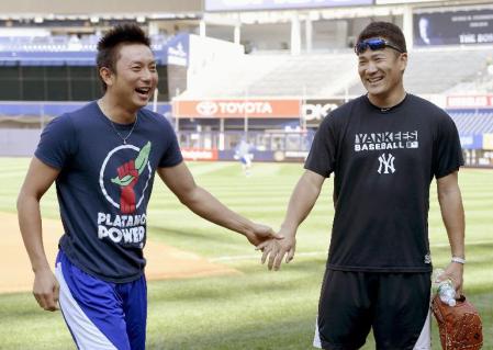 　試合前、笑顔を見せるブルージェイズ・川崎（左）とヤンキース・田中将＝ニューヨーク（共同）