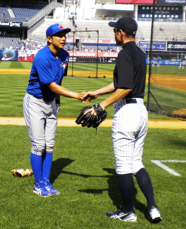 試合前のフィールドでブルージェイズ・川崎と握手するヤンキース・イチロー（右）＝ニューヨーク・ヤンキースタジアム