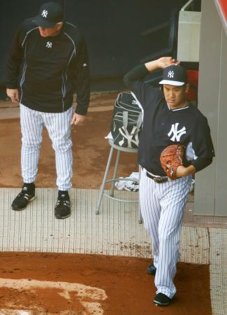 　ブルペンで投球フォームを確認するヤンキース・田中。左はロスチャイルド投手コーチ＝ニューヨーク（共同）