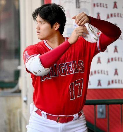 アストロズ戦のベンチで打席に備えるエンゼルス・大谷=アナハイム(USAトゥデー・ロイター=共同)