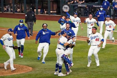 　３２年ぶり７度目のワールドシリーズ制覇を果たし、大喜びするドジャースの選手たち＝２０年１０月（共同）