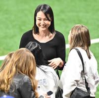 　試合後、選手の家族らと話す大谷の妻・真美子さん