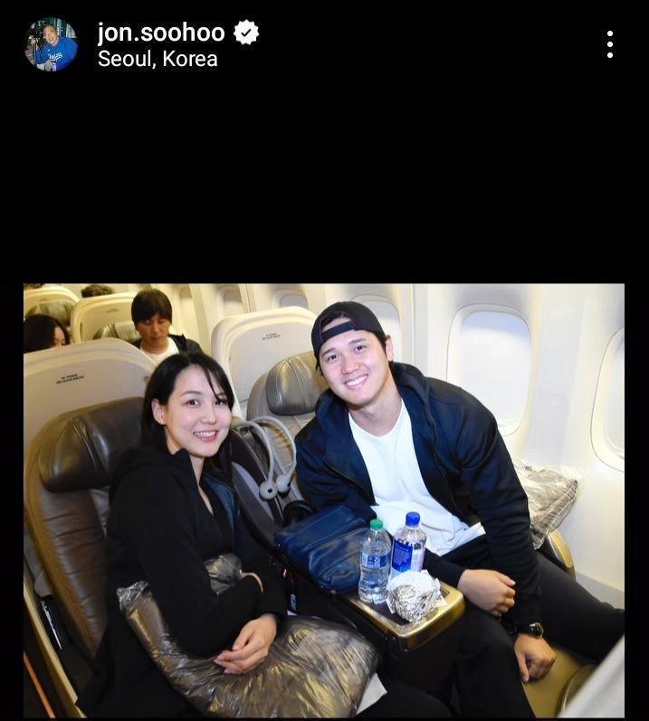 韓国行きの機内でくつろぐ大谷翔平＆真美子夫妻。ジョン・スーフー氏のインスタグラム＠ｊｏｎ．ｓｏｏｈｏｏより