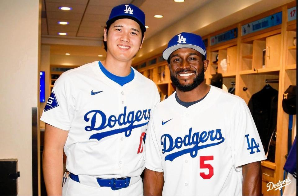　レジー・ブッシュ氏と記念撮影する大谷（ロサンゼルス・ドジャース提供）