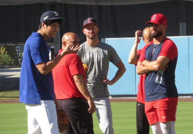 左肘負傷翌日に大谷（左）と会話するサンドバル（右、６月22日撮影）