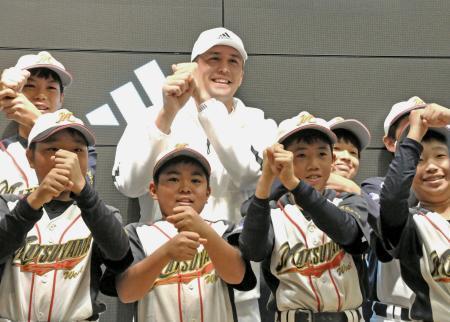 　埼玉県東松山市の少年野球チームと交流する米大リーグ、カージナルスのヌートバー外野手（後列中央）＝１０日、東京都内