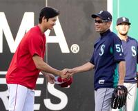 　試合前にエンゼルス・大谷（左）と握手を交わすマリナーズのイチロー＝２０１８年（共同）