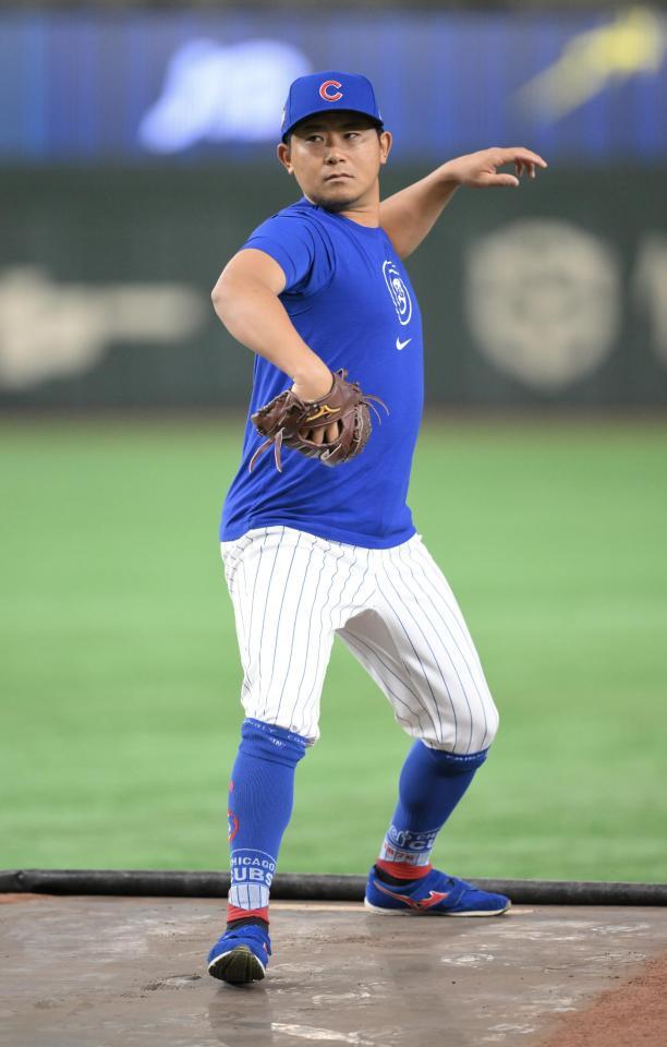 　マウンドの確認をする今永昇太（撮影・伊藤笙子）