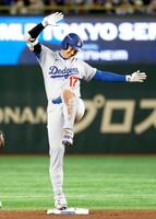 　９回、二塁打を放ちポーズをとる