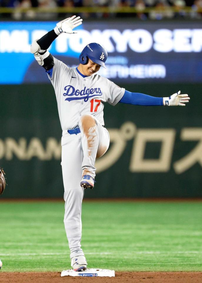 　９回、二塁打を放ちポーズをとる