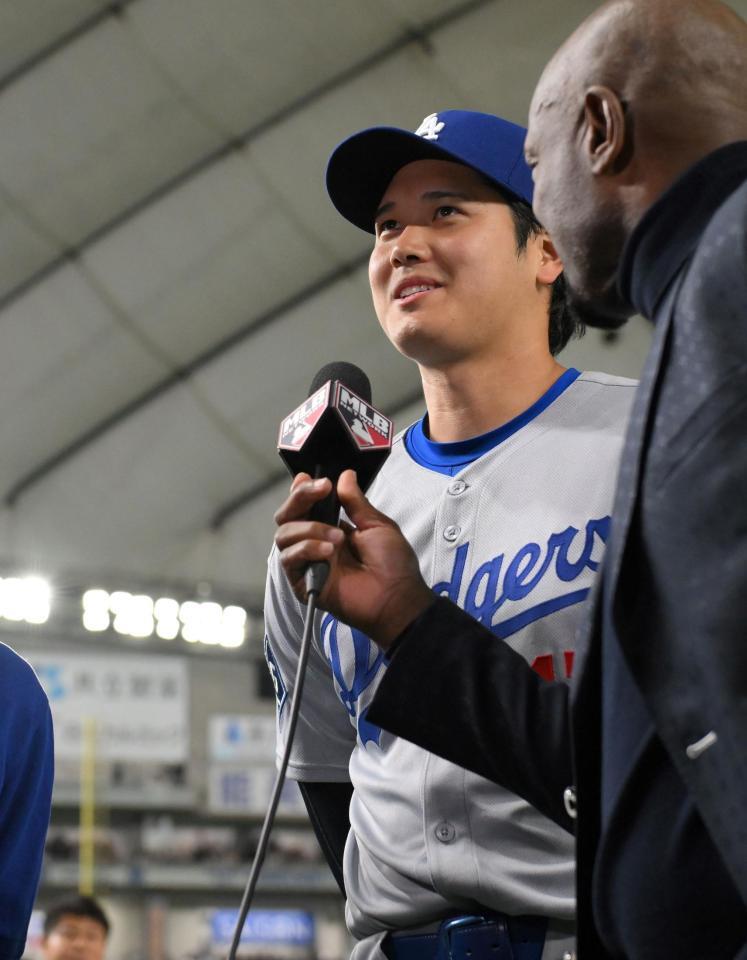 　試合後、インタビューに答える大谷（撮影・伊藤笙子）