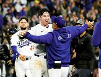 　サヨナラ本塁打を放ち、ロバーツ監督（手前）に祝福されるドジャース・大谷（共同）
