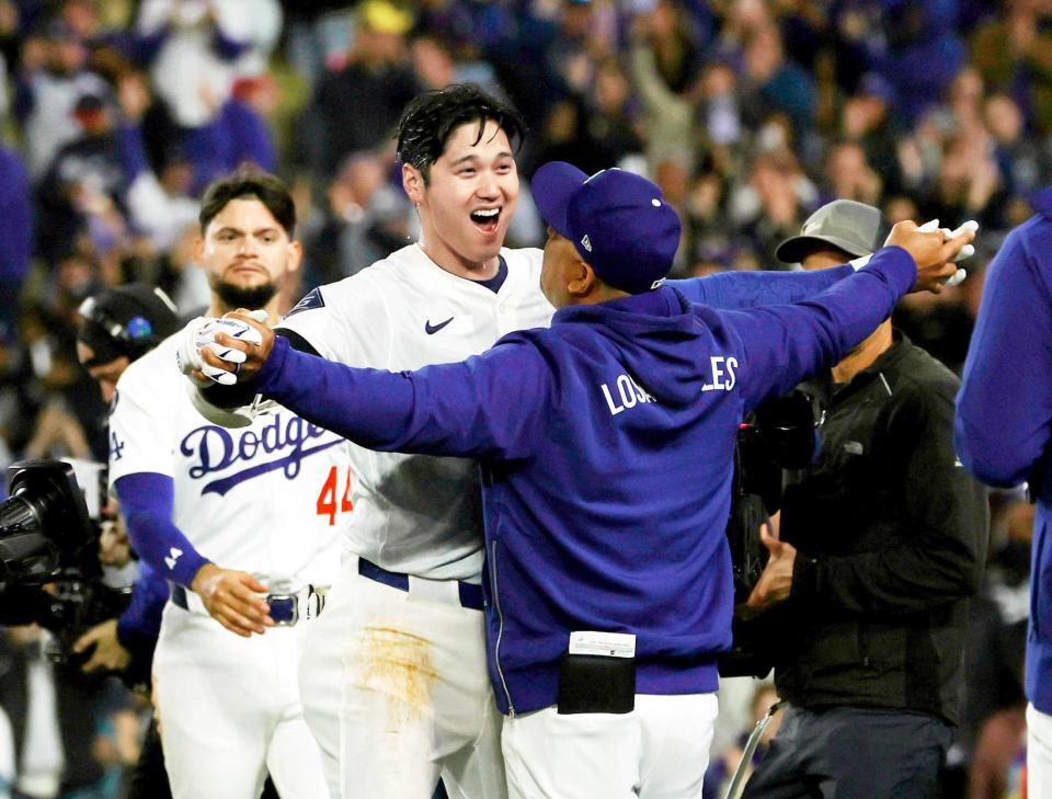 　サヨナラ本塁打を放ち、ロバーツ監督（手前）に祝福されるドジャース・大谷（共同）