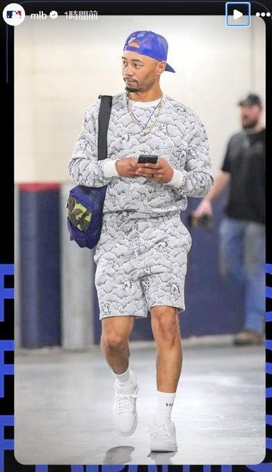 　球場入りするベッツ。ＭＬＢ公式インスタグラム（ｍｌｂ）より