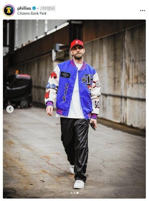 　球場入りするハーパー。フィリーズのインスタグラム（ｐｈｉｌｌｉｅｓ）より