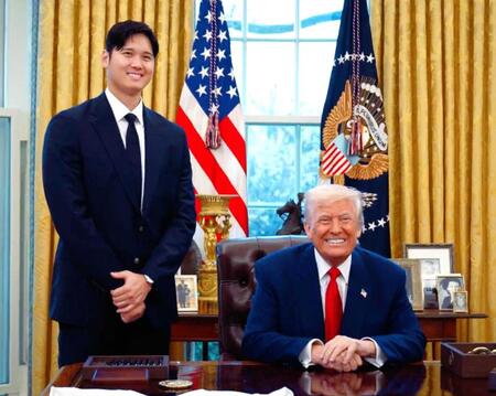 　ドジャースのホワイトハウス表敬訪問で、笑顔を見せる大谷（左）とトランプ米大統領（ホワイトハウスの公式Ｘから、共同）