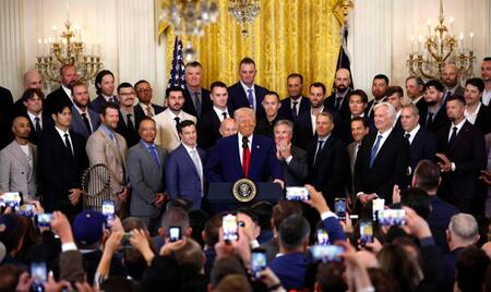 　ホワイトハウスにトランプ大統領（中央手前）を表敬訪問したドジャースナイン（ゲッティ＝共同）