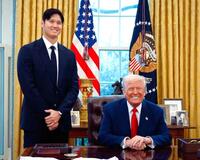 　ドジャースのホワイトハウス表敬訪問で、笑顔を見せる大谷（左）とトランプ米大統領（ホワイトハウスの公式Ｘから、共同）