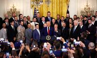 　ホワイトハウスにトランプ大統領（中央手前）を表敬訪問したドジャースナイン（ゲッティ＝共同）