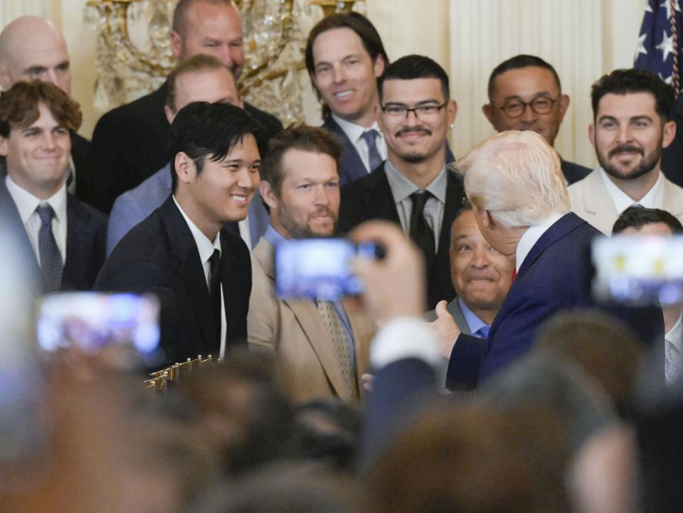 　ホワイトハウスにトランプ大統領（手前右）を表敬訪問した大谷翔平ら（提供・共同通信社）