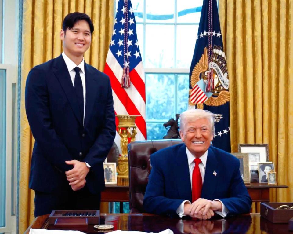 　ドジャースのホワイトハウス表敬訪問で、笑顔を見せる大谷（左）とトランプ米大統領（ホワイトハウスの公式Ｘから、共同）
