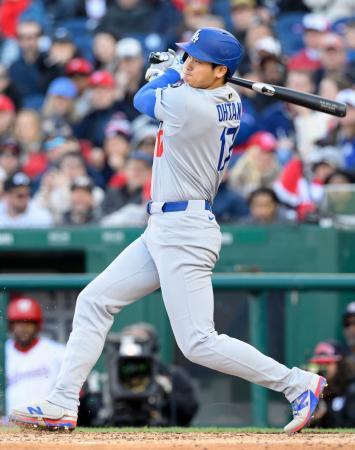 　ナショナルズ戦の７回、二塁内野安打を放つドジャース・大谷＝ワシントン（共同）