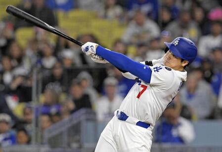 　ロッキーズ戦の３回、中越えに本塁打を放つドジャース・大谷