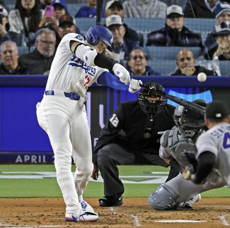 　ロッキーズ戦の３回、中越えに本塁打を放つドジャース・大谷