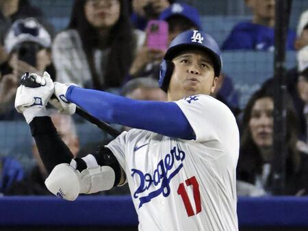 　ロッキーズ戦の３回、中越えに本塁打を放つドジャース・大谷