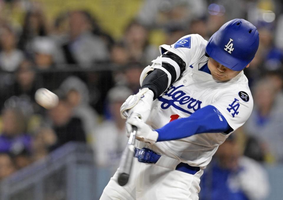 　ロッキーズ戦の３回、中前に本塁打を放つドジャース・大谷