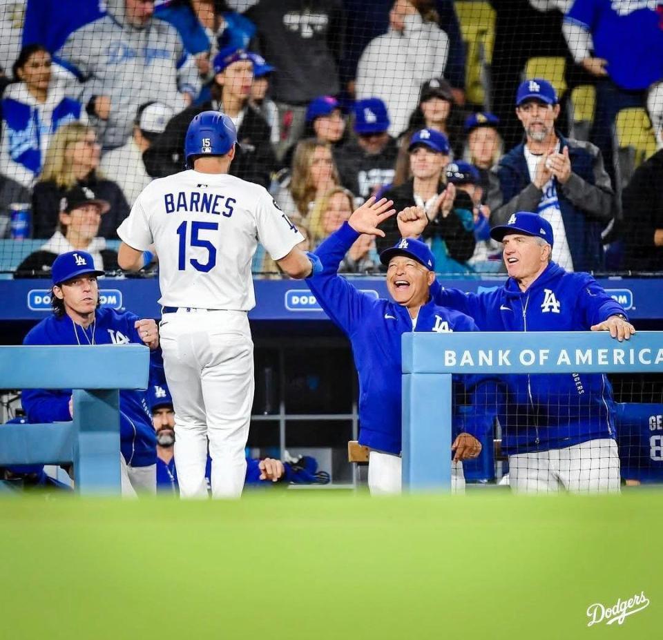 　ロッキーズ戦の初回、満面の笑みでバーンズを迎えるロバーツ監督（ロサンゼルス・ドジャース提供）