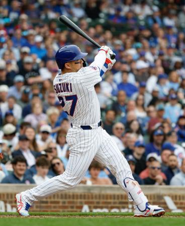 　ダイヤモンドバックス戦の８回、５号ソロを放つカブス・鈴木＝シカゴ（共同）